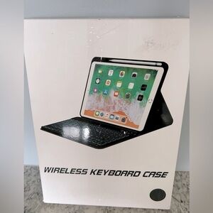 NWOT Wireless Keyboard Case for iPad